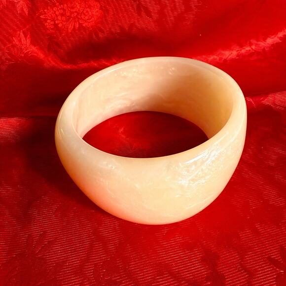 Vintage Lucite Ivory Opalescent Marbled Asymmetrical Bangle Chunky Wide Retro - Picture 1 of 13